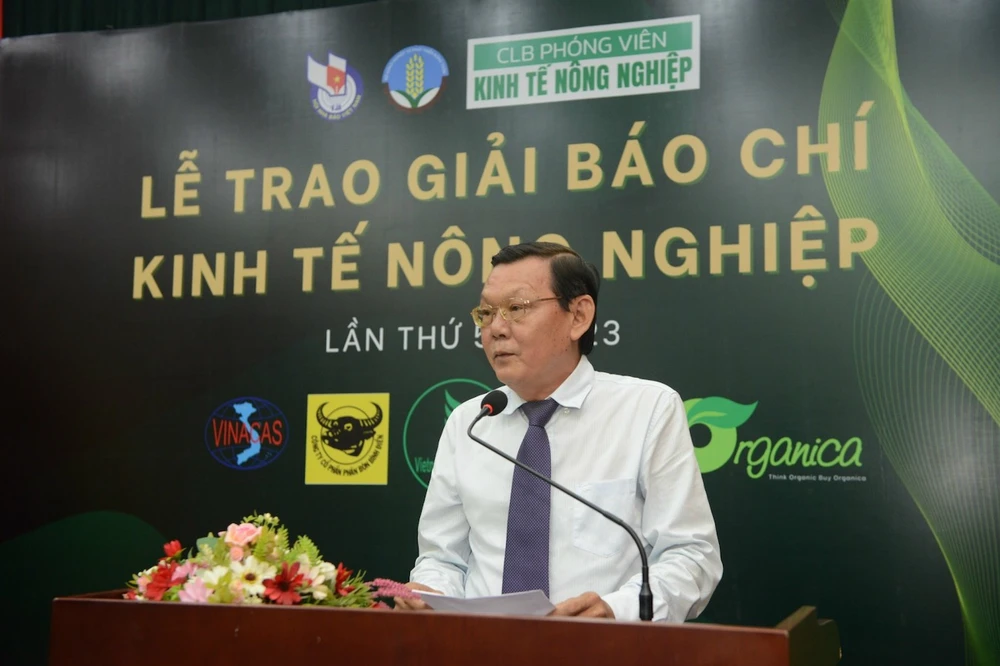Ông Nguyễn Tấn Phong, Chủ tịch Hội Nhà báo TP.HCM phát biểu tại lễ trao giải báo chí kinh tế nông nghiệp. Ảnh: Mạnh Linh Pháp Luật TP.HCM đoạt giải báo chí kinh tế nông nghiệp
