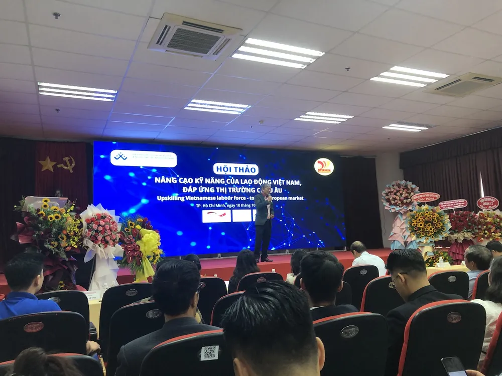 Ông Trần Thanh Hải, Hiệu trưởng Trường CĐ Viễn Đông cho biết các nước châu Âu đang có những chính sách mới mở đường cho lao động có tay nghề nhập cư. hinh-hoi-thao-lao-dong.JPG