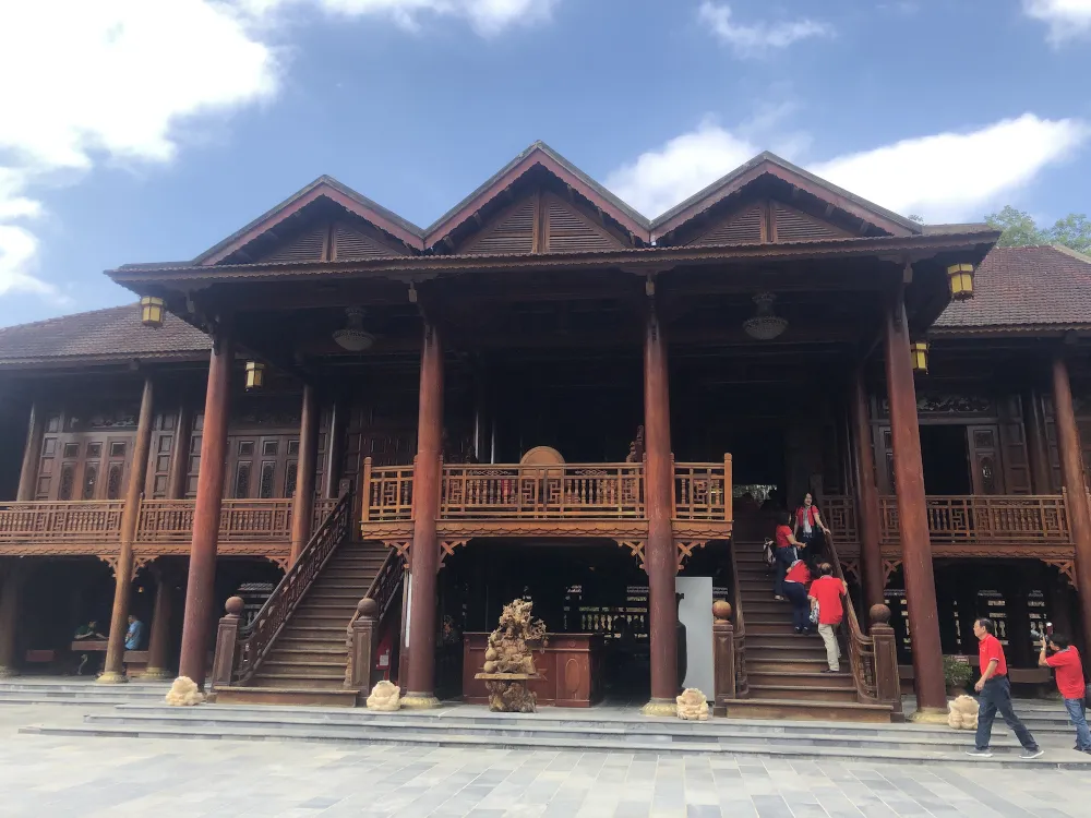 Nhà sàn gỗ lim tại TP Điện Biên Phủ thu hút du khách nhiều nơi đến tham quan. nha-san-lon-nhat-viet-nam-go-lim11-8385.jpg