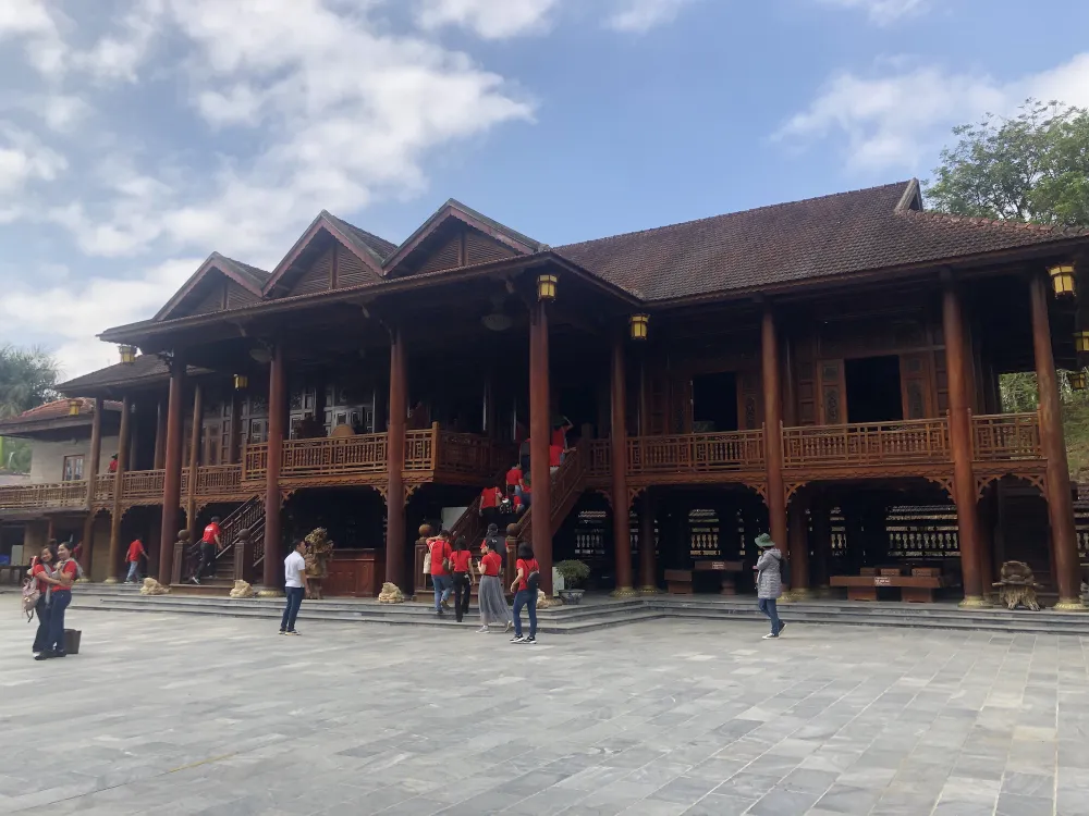 Nhà sàn gỗ lim lớn nhất Việt Nam trở thành điểm thu hút khách du lịch trong và ngoài nước. nha-san-lon-nhat-viet-nam-go-lim18-843.jpg