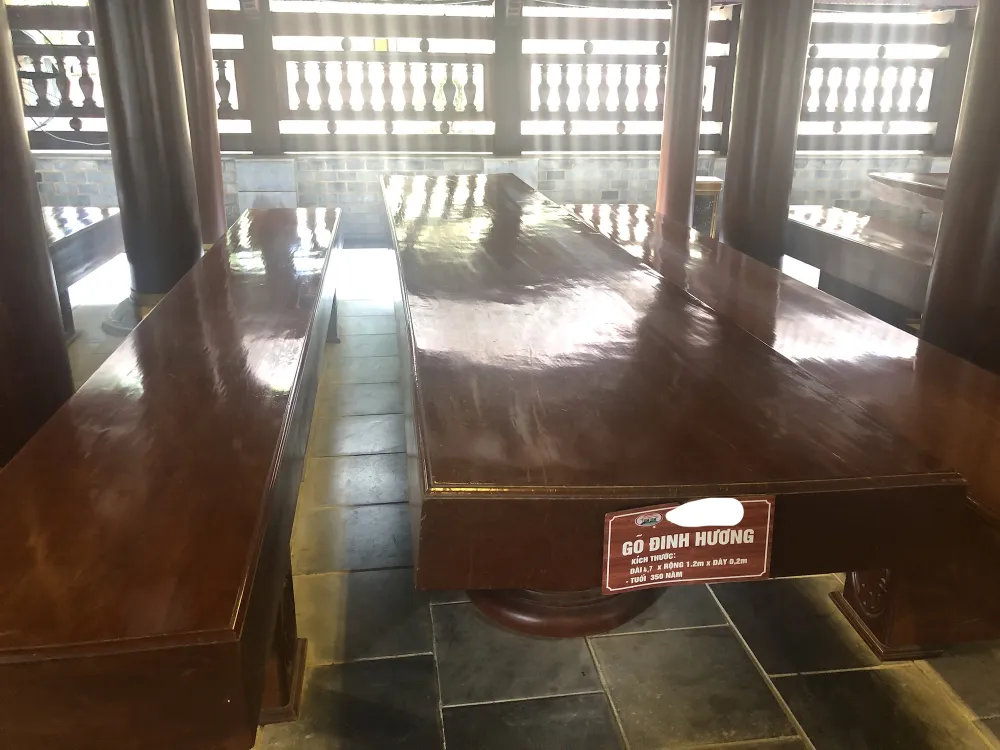 Tầng 1 nhà sàn có bố trí 14 bộ sập bằng gỗ đinh hương, cẩm lai nguyên khối có tuổi từ 300 - 500 năm. nha-san-lon-nhat-viet-nam-go-lim5-4333.jpg