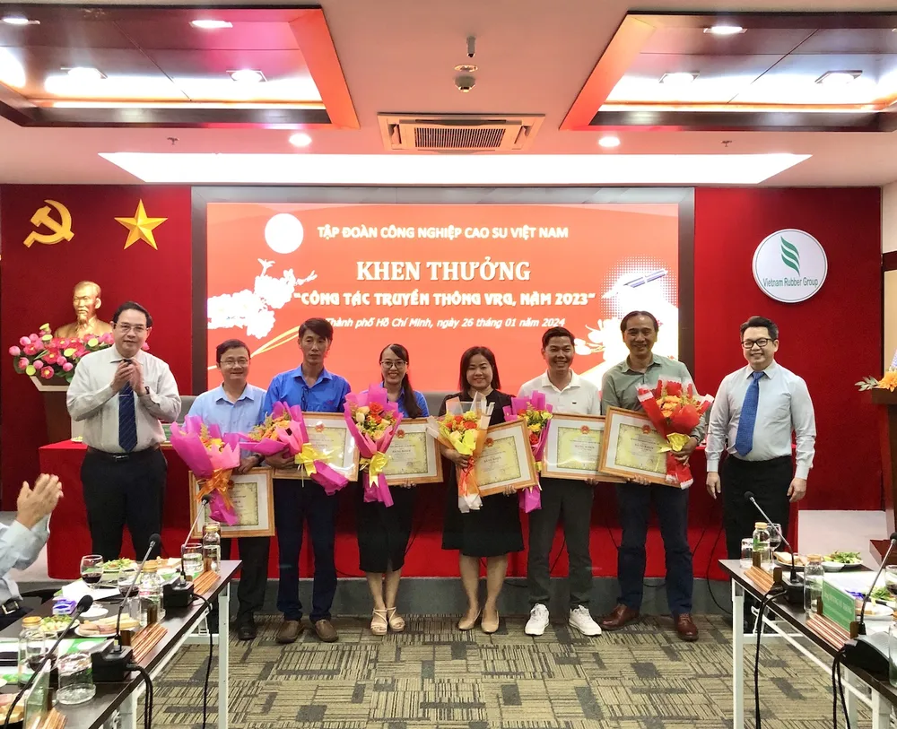 Phóng viên Trần Minh Phương của báo Pháp Luật TP.HCM (thứ hai từ phải qua) cùng các cá nhân nhận bằng khen của Tập đoàn Cao su Việt Nam vì có thành tích xuất sắc trong công tác truyền thông ngành cao su Việt Nam. Ảnh: QH giai-bao-chi-viet-ve-nganh-cao-su-Viet-Nam-a1.jpg