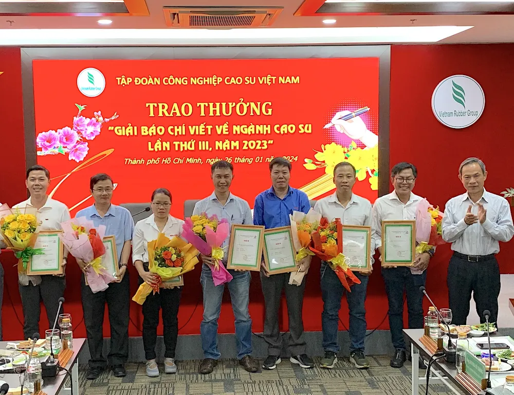 Ban tổ chức trao giải B Giải báo chí viết về ngành cao su Việt Nam lần 3 – năm 2023 cho các tác giả. Ảnh: MP Giải báo chí viết về ngành cao su Việt Nam