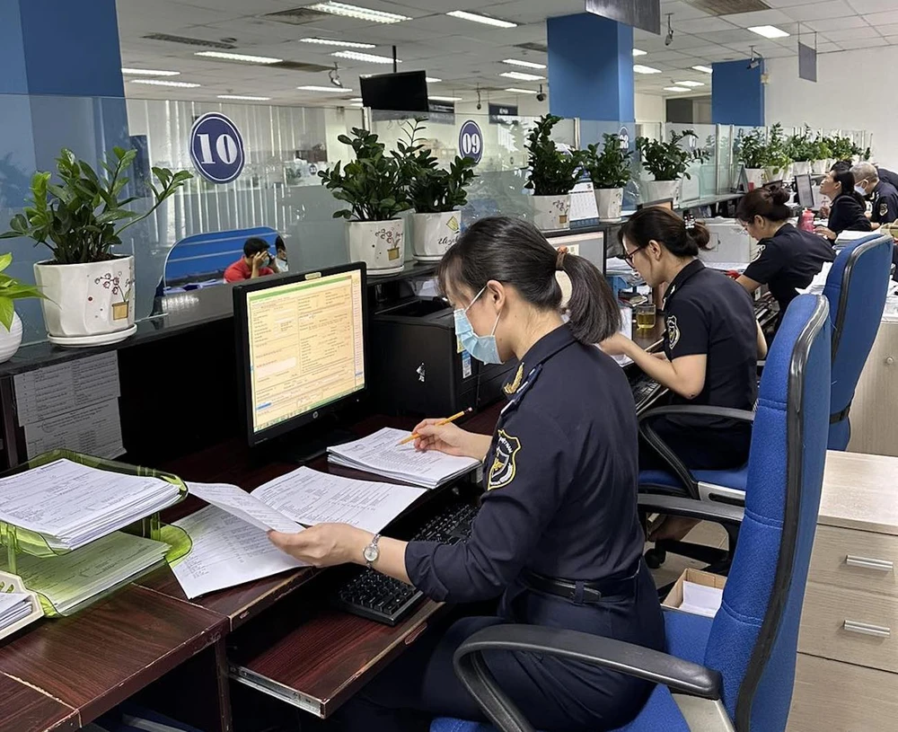 Trước khi thông báo tạm hoãn xuất cảnh gửi đến Cục Quản lý xuất nhập cảnh (Bộ Công An) và người nộp thuế thì cơ quan thuế, hải quan đã tiến hành các biện pháp cưỡng chế, thông báo nợ thuế nhưng không chấp hành. Ảnh: QH hai-quan-tphcm-2024.jpg
