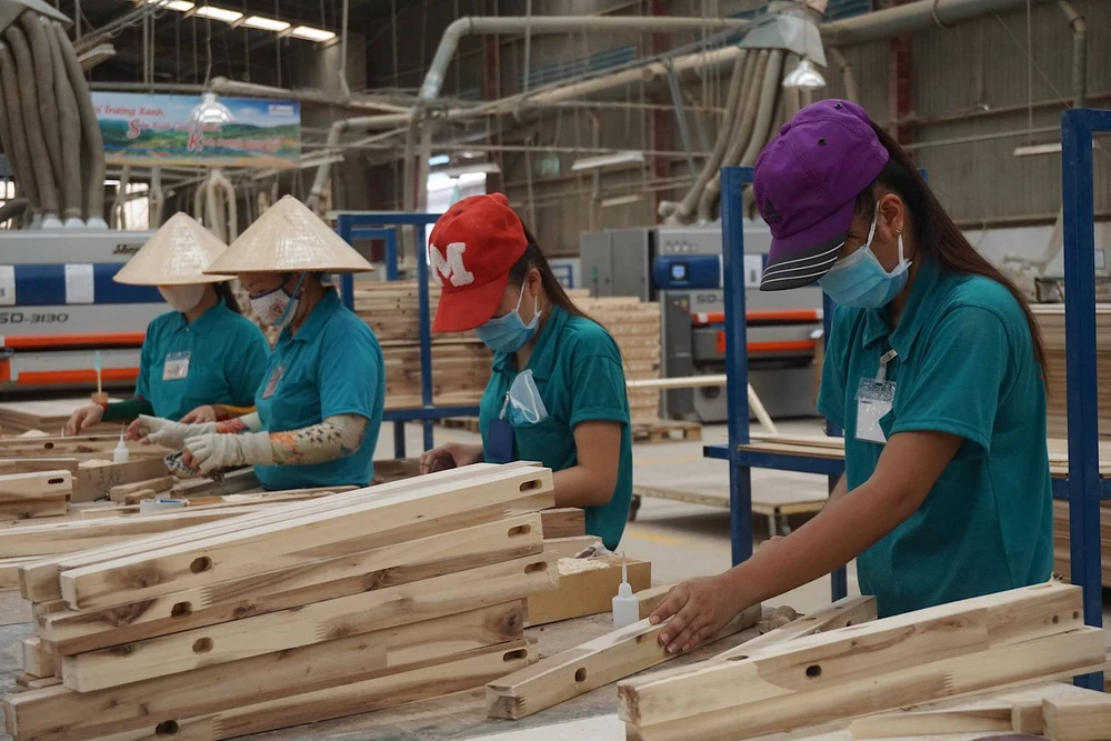 Nền kinh tế có nhiều động lực cho tăng trưởng năm 2024, như sự dịch chuyển chuỗi cung ứng và dòng vốn đầu tư toàn cầu, dịch vụ, tiêu dùng tăng khá hay đầu tư công được đẩy mạnh... Ảnh: QH hinh-go4.jpg