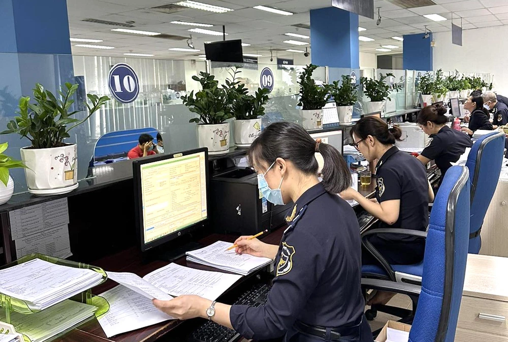 Lũy kế số thu ngân sách nhà nước của Cục Hải quan TP.HCM tính từ đầu năm đến 31-3-2024 ước đạt 25.000 tỉ đồng, giảm hơn 7.300 tỉ đồng so với cùng kỳ năm 2023. Ảnh: QH hai-quan-thcm-thu-2024.jpg