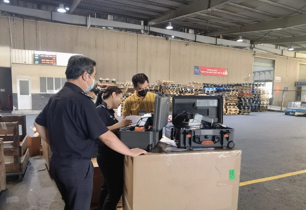 Nhập khẩu các mặt hàng như điện thoại và linh kiện, xăng dầu, ô tô nguyên chiếc các loại giảm mạnh trong 3 tháng đầu năm 2024. Ảnh: QH hải quan TPHCM thu ngân sách
