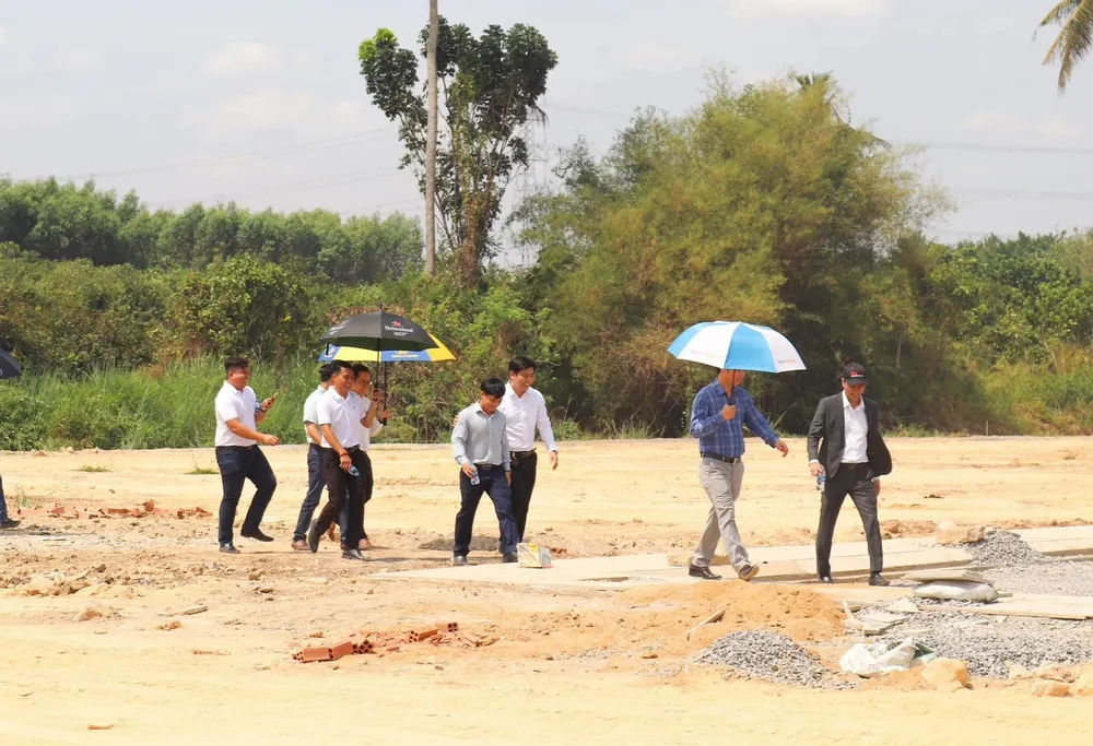 Giá đất nền đã ngừng đà giảm, lượng nhà đầu tư tìm kiếm sản phẩm tăng dần. Ảnh: QH dat-nen-vung-ven-tphcm.jpg