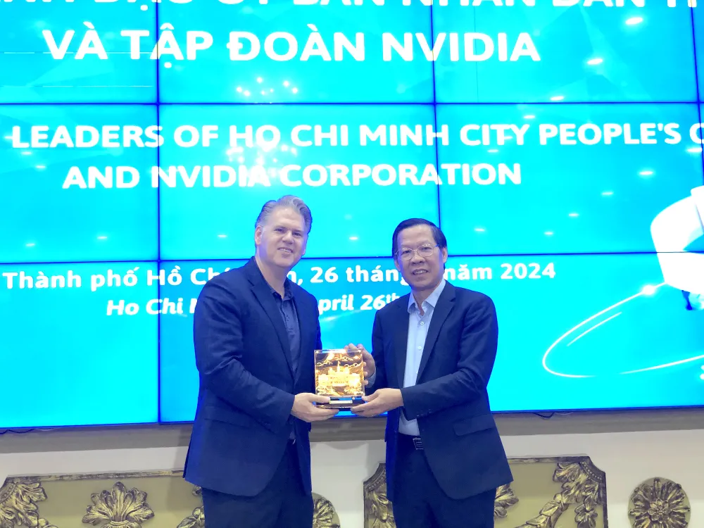 Chủ tịch UBND TP.HCM Phan Văn Mãi tặng quà lưu niệm cho Phó chủ tịch tập đoàn Nvidia Keith Strier. Ảnh: QH cong-nghe-ai-tri-tue-nhan-tao-7.JPG