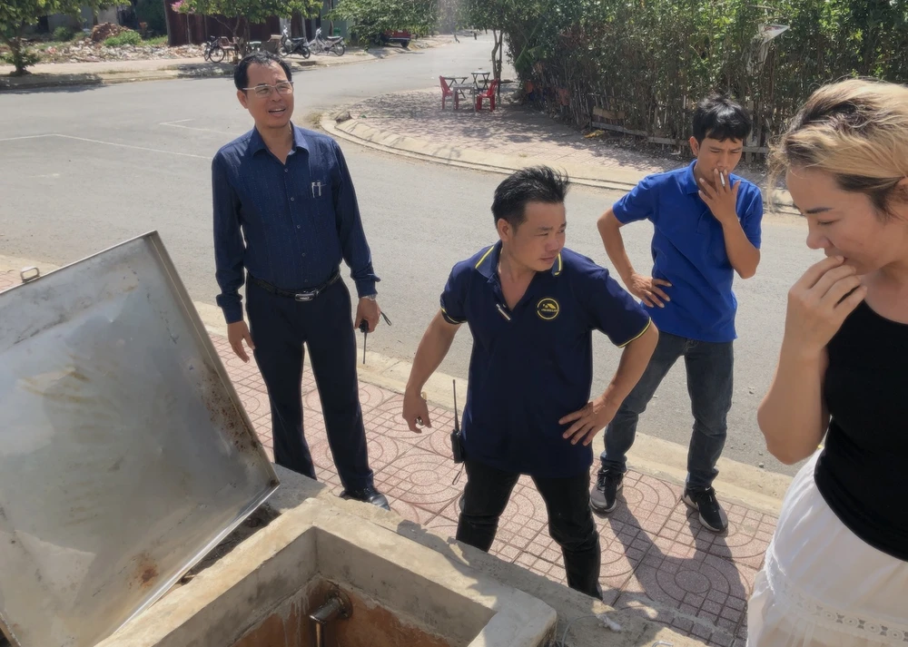 Cư dân chung cư An Hội 3 lo lắng về sức khỏe khi phải sử dụng nguồn nước bẩn trong thời gian dài. Ảnh: QH chung cư