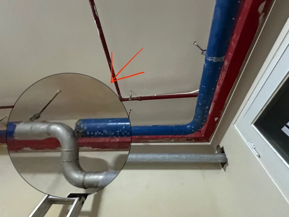 Đường ống nước bị mục, gỉ sét đang được thay thế bằng đường ống mới nhưng nước vẫn bẩn. Ảnh: QH chung-cu-an-hoi3-nuoc.JPG