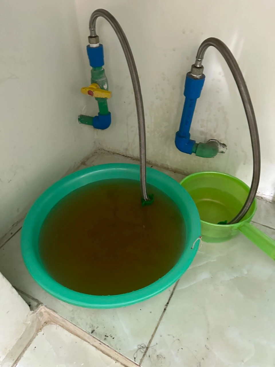 Ảnh cư dân cung cấp thời điểm nước đục vàng nhất. chung-cu-nuoc-ban.JPG