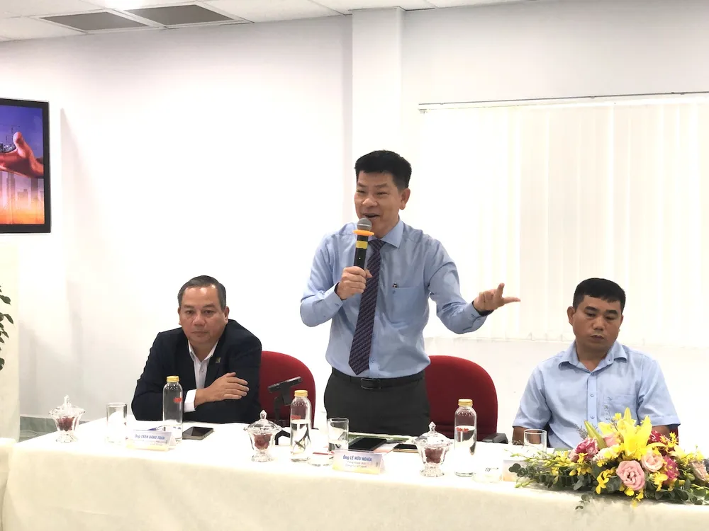 Ông Lê Hữu Nghĩa, Giám đốc Công ty Lê Thành (đứng). Ảnh: QH nha-o-xa-hoi-cho-thue7.JPG