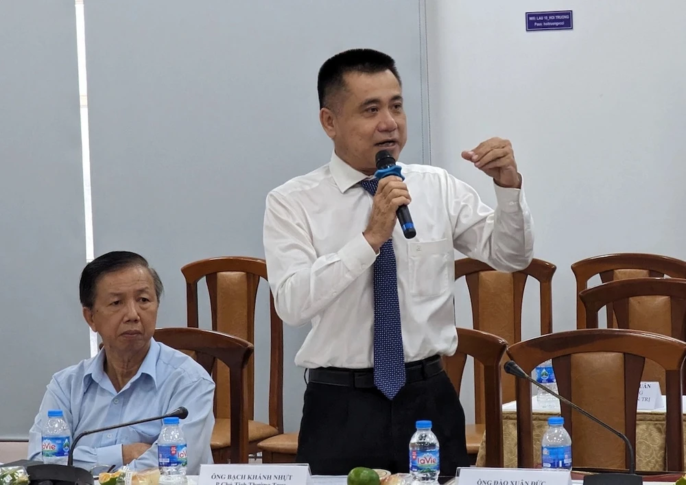 Ông Bạch Khánh Nhựt, Phó Chủ tịch Vinacas (đứng) đưa ra nhiều ý kiến để hỗ trợ các doanh nghiệp hạt điều Việt Nam hat-dieu-ong-Nhut.jpeg