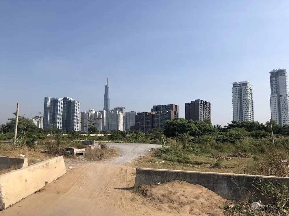 Quỹ đất tại đô thị lớn như TP.HCM ngày càng khan hiếm, chi phí đầu tư, xây dựng ngày càng tăng buộc các chủ đầu tư phải phát triển dự án cao cấp. Ảnh: QH bat-dong-san-tp-thu-duc1.JPG
