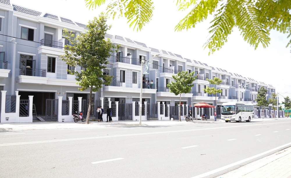 Nhà phố cũng ế ẩm ít người mua trong tháng 5-2024. Ảnh: QH nha-pho.jpg