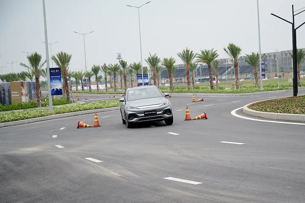 Người tiêu dùng Việt Nam trải nghiệm lái thử xe điện Trung Quốc BYD đánh giá cao độ an toàn của hệ thống phanh và sự vận hành ổn định qua những đoạn đường quanh co hay gồ ghề. Ảnh: QH xe-dien-Trung-Quoc-byd1.jpg