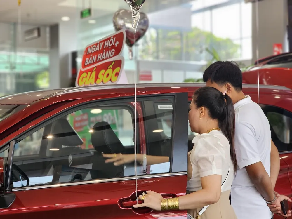 Giảm lệ phí trước bạ ô tô lắp ráp trong nước hiệu quả kỳ vọng không bù đắp được thiệt hại ngân sách lẫn các lợi ích vĩ mô khác. Ảnh: QH le-phi-truoc-ba-o-to2.jpg