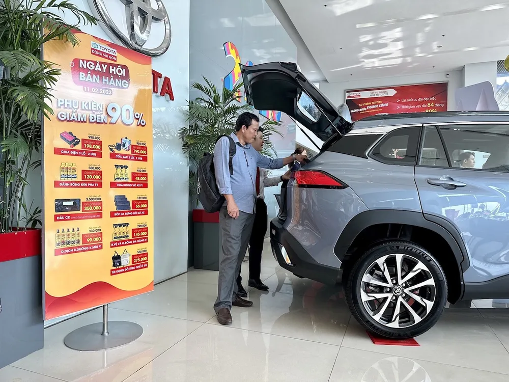 Kinh tế khó khăn khiến người tiêu dùng giảm chi tiêu nên có áp dụng giảm 50% lệ phí trước bạ vẫn khó kích cầu, doanh số bán hàng vẫn giảm. Ảnh: QH le-phi-truoc-ba-o-to4.jpg