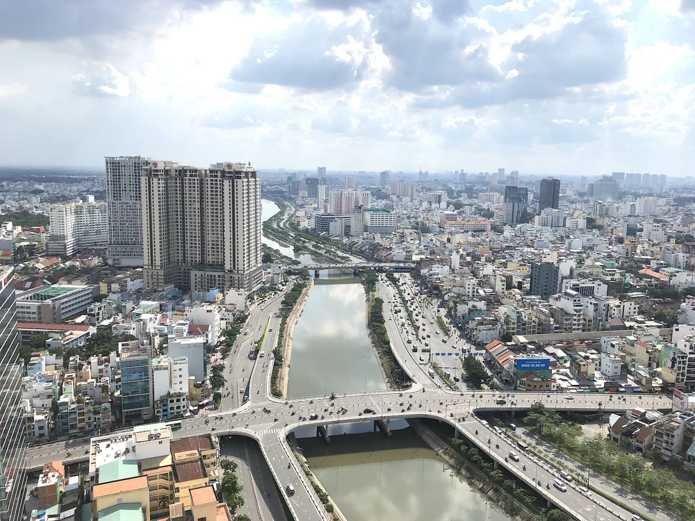 Nếu số tiền sử dụng đất nộp bổ sung cao, chủ đầu tư sẽ gộp vào giá bán dẫn đến giá nhà tăng thêm, người mua nhà phải "gánh". Ảnh: QH tien-su-dung-dat-bat-dong-san-tphcm1.jpeg