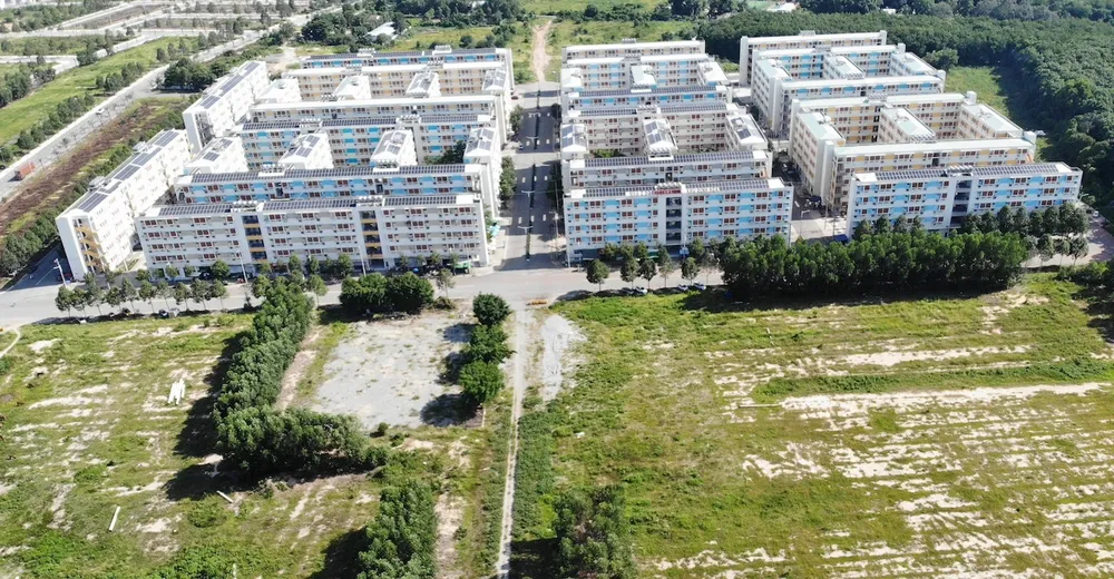 Quy định điều kiện được mua nhà ở xã hội mới nâng mức thu nhập lên không quá 15 triệu đồng/tháng, quy định cũ người độc thân phải có thu nhập 11 triệu đồng trở xuống. Ảnh minh họa: LÊ ÁNH mua-nha-o-xa-hoi-binh-duong1.jpg