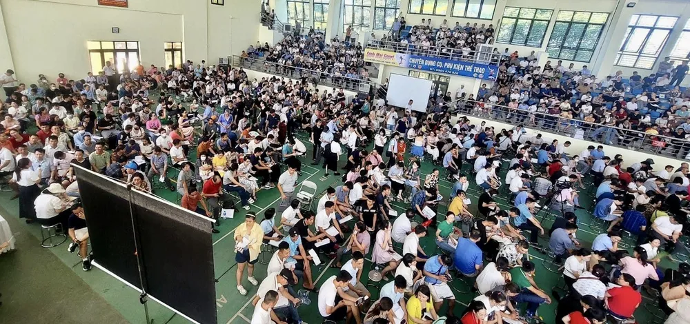 Rất nhiều người dân đã tham gia đấu giá 68 lô đất tại huyện Thanh Oai (Hà Nội) vào ngày 10-8. Ảnh: Trọng Phú dau-gia-dat-68-lo-dat-219.jpg