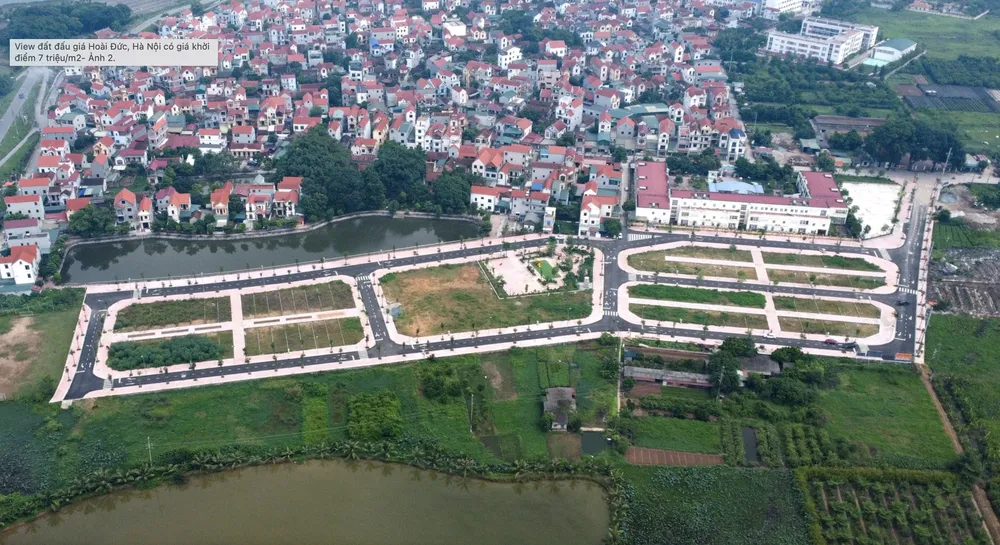 Nhiều người dân tham gia đấu giá đất ở huyện Hoài Đức, Hà Nội với giá trúng cao nhất hơn 133 triệu đồng/m2, gấp hơn 18 lần giá khởi điểm. Ảnh: Trọng Phú đấu giá đất