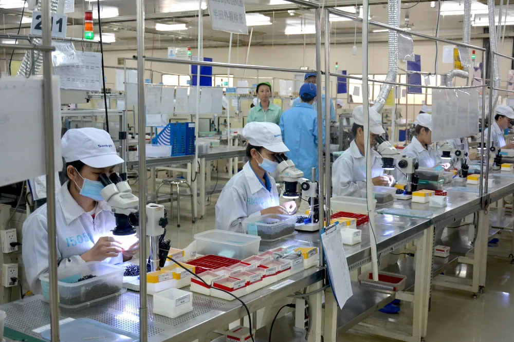 Công nhân làm việc trong khu công nghệ cao TP.HCM. Ảnh: QH doanh-nghiep-Viet-Nam4.JPG