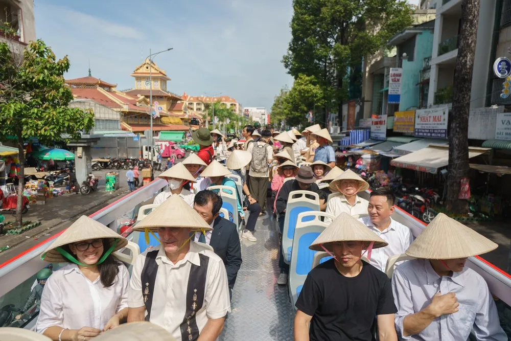 Trong 8 tháng đầu năm 2024, có khoảng 27,5 triệu khách quốc tế đi bằng đường hàng không đến Việt Nam, tăng 32% so với cùng kỳ năm 2023. Ảnh: PHONG ĐIỀN khach-quoc-te-.jpg