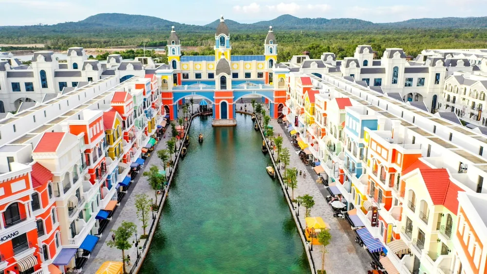 Công suất phòng khách sạn các thành phố du lịch như Nha Trang, Phú Quốc tăng mạnh. Ảnh: MINH LONG khach-quoc-te-phu-quoc2.jpg