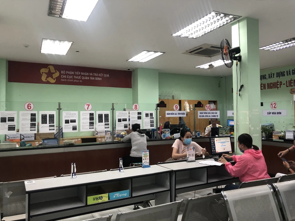 Người nộp thuế làm thủ tục tại Chi cục Thuế quận Tân Bình sáng 23-9. Ảnh: QH ho-so-dat-dai-cuc-thue-tanbinh.JPG