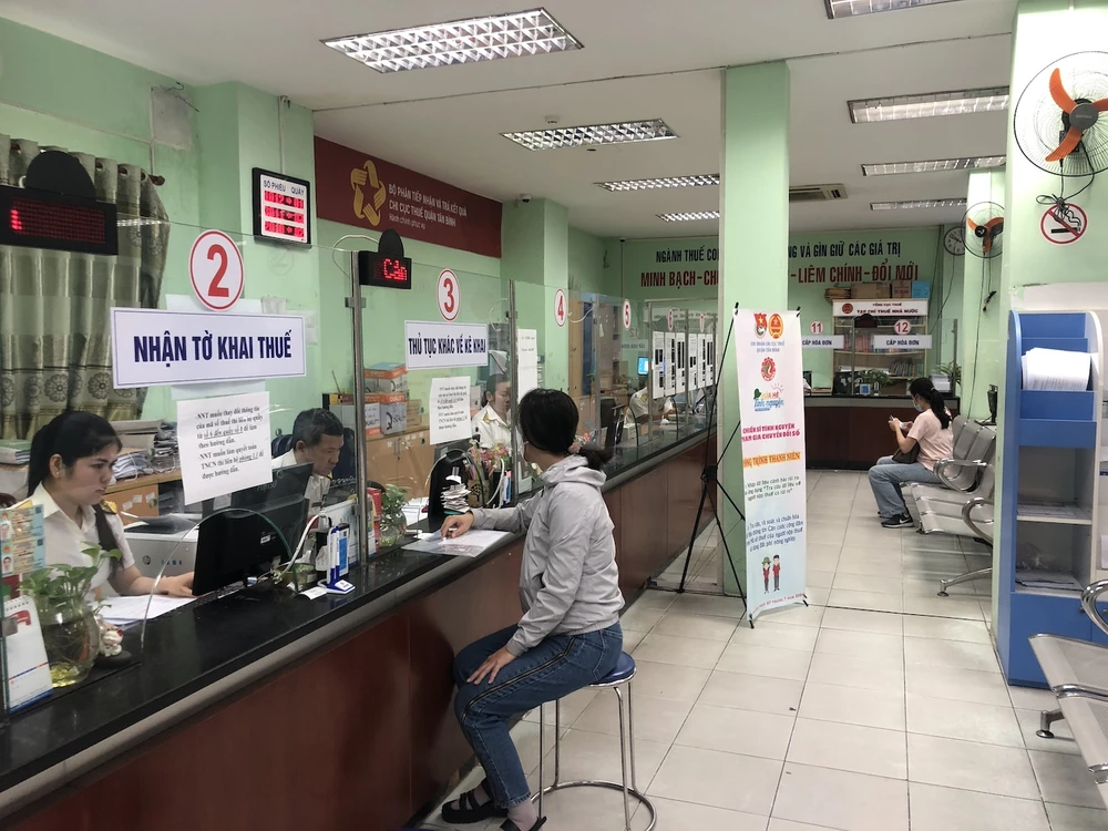 Các chi cục thuế quận, huyện đang tập trung đẩy nhanh thời gian giải quyết các hồ sơ đất đai tồn đọng từ ngày 1-8 đến nay. Ảnh: QH hồ sơ đất đai