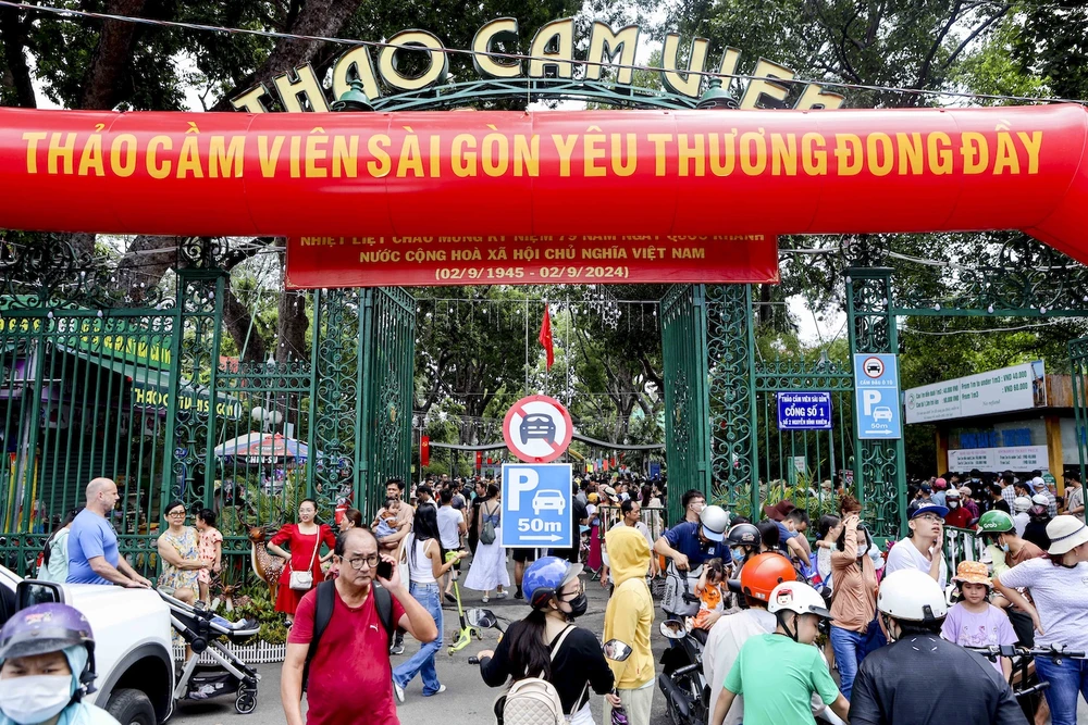 Trong tháng 3, du khách mặc áo dài vào Thảo Cầm Viên sẽ được giảm ngay 50% giá vé vào cổng, riêng trong ngày 8-3, vé vào cổng hoàn toàn miễn phí. Ảnh: NGUYỆT NHI mặc áo dài