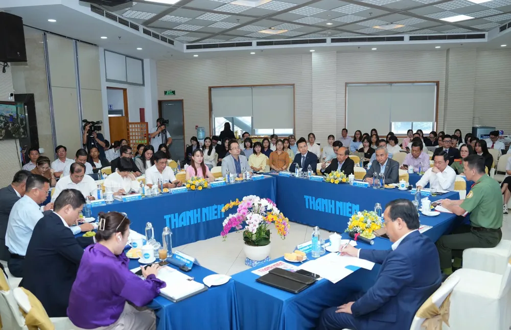 Nhiều ý kiến đề nghị miễn thị thực cho các chuyên gia, nhà khoa học, doanh nhân... khach-du-lich-mien-visa.jpeg