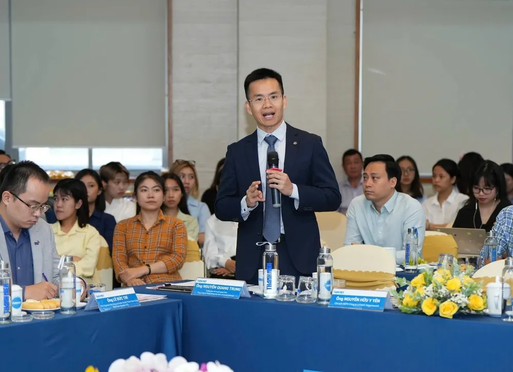 Ông Nguyễn Quang Trung, Trưởng ban Kế hoạch phát triển của Tổng công ty Hàng không Việt Nam (Vietnam Airlines) kiến nghị đơn giản hóa thủ tục visa điện tử (e-visa). khach-du-lich-mien-visa2.jpeg