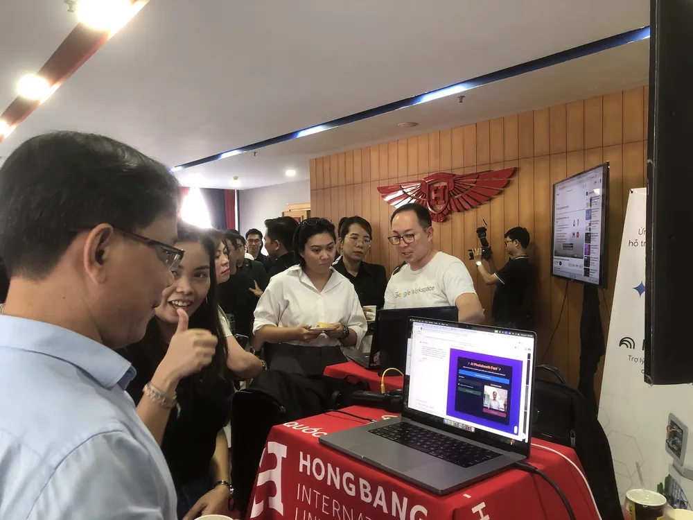 Khách mời trải nghiệm các ứng dụng AI của Google. Ảnh: QH dao-tao-ky-nang-AI-hinh3.JPG