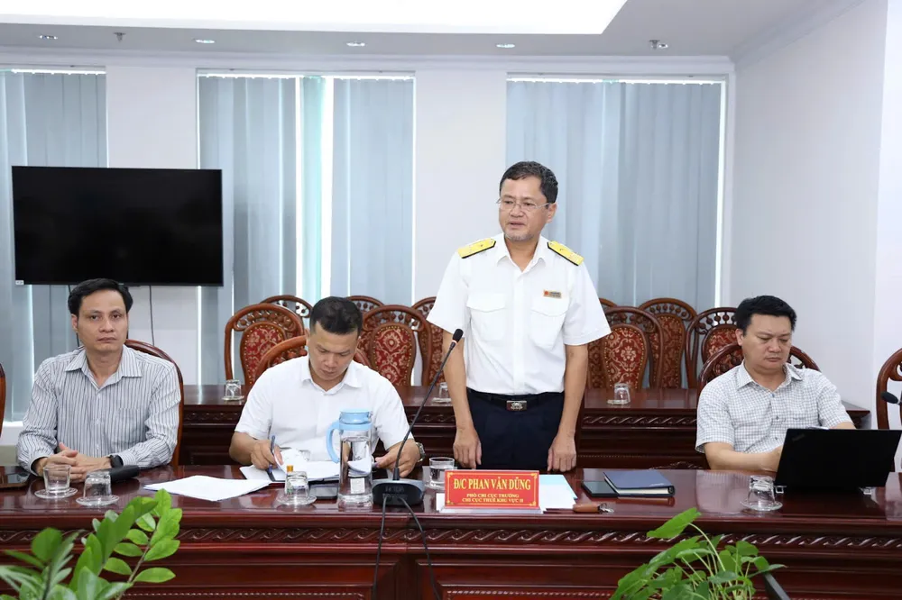 Ông Phan Văn Dũng, Phó Chi cục trưởng Chi cục Thuế Khu vực II chủ trì hội nghị. ho-kinh-doanh-h6.jpg