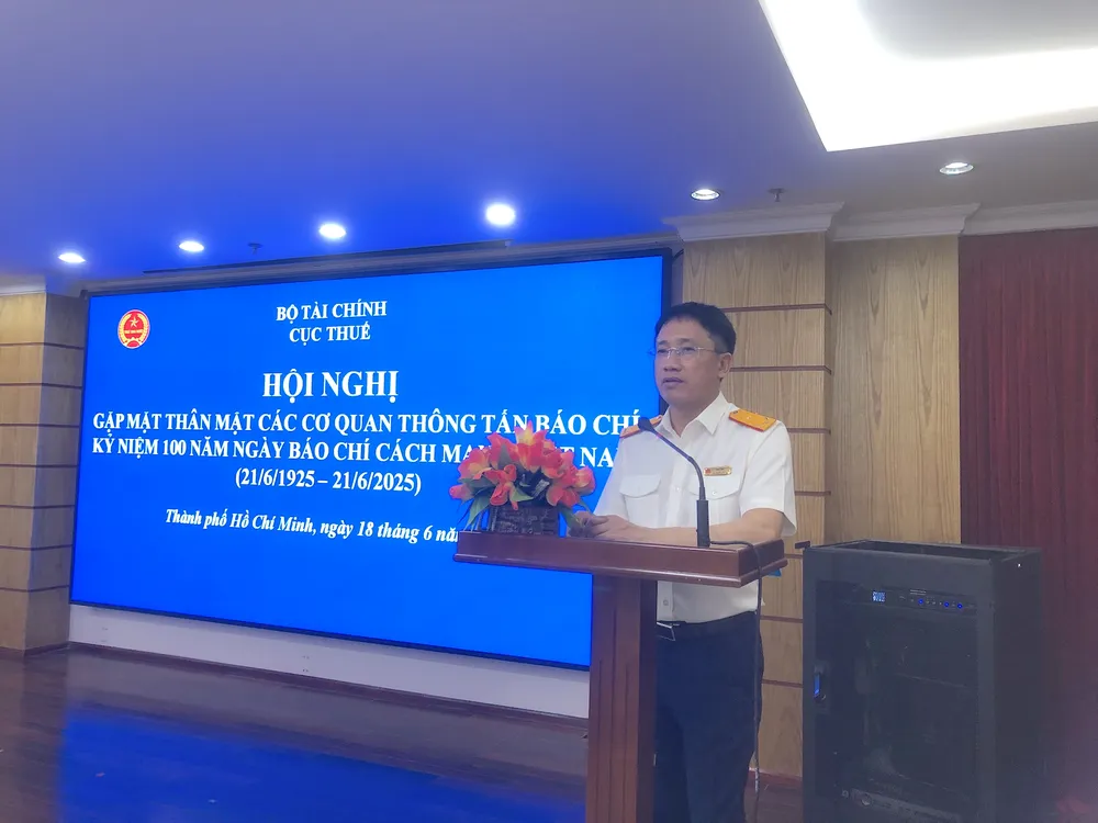 Ông Mai Sơn, Cục phó Cục Thuế (Bộ Tài chính) phát biểu tại hội nghị sáng 18-6. Ảnh: QH ho-kinh-doanh-hoi-nghi-bao-chi2.JPG