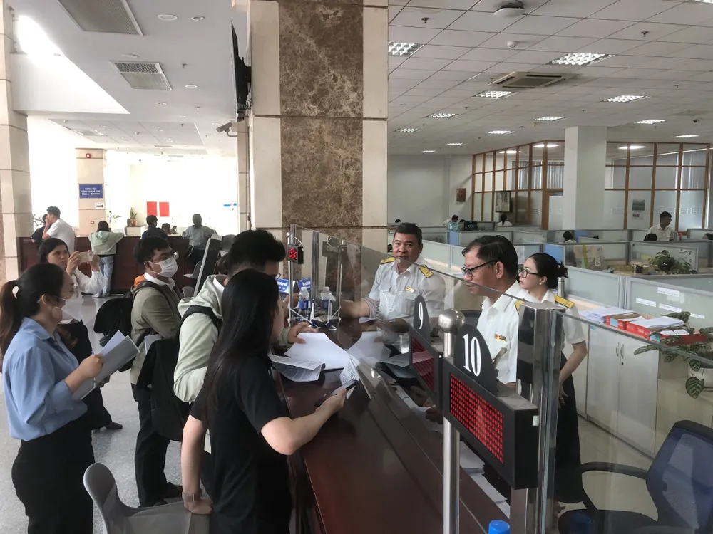 Người nộp thuế làm thủ tục tại Chi cục thuế khu vực II. Ảnh: QH ho-kinh-doanh-hoi-nghi-bao-chi5.JPG