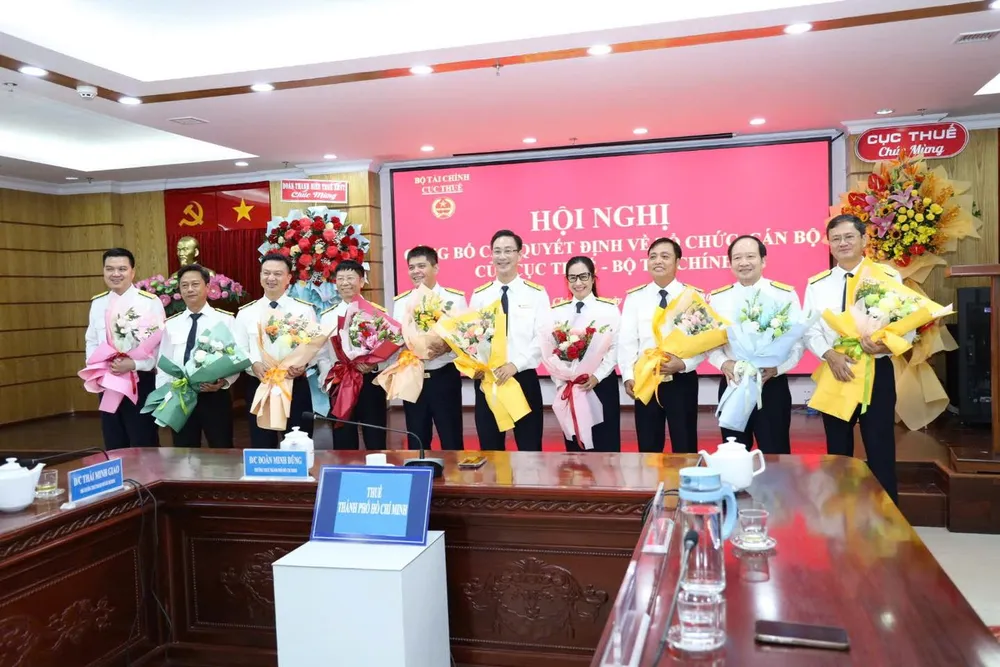 Ban lãnh đạo Thuế TP.HCM ra mắt và nhận hoa chúc mừng. ong-doan-minh-dung-chi-cuc-thue-h3.jpg