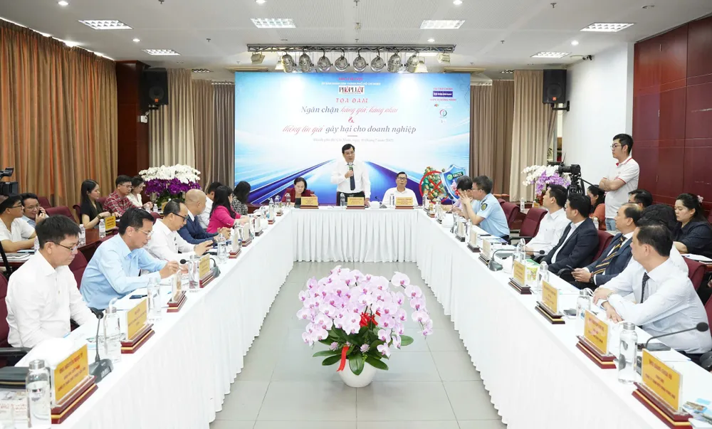 Quang cảnh tọa đàm “Ngăn chặn hàng giả, hàng nhái và thông tin giả gây hại cho doanh nghiệp” sáng 10-7. Ảnh: THUẬN VĂN ngan-chan-hang-gia-h2.jpg