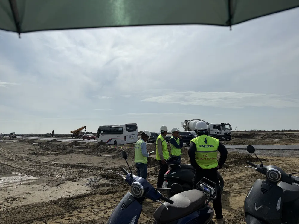 Các kỹ sư làm việc trên công trường