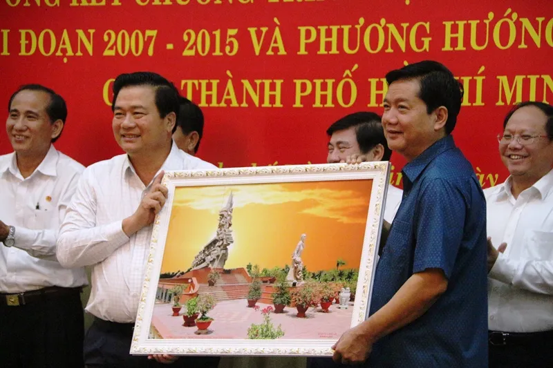 Bí thư hai địa phương tặng quà lưu niệm. Ảnh: TÁ LÂM