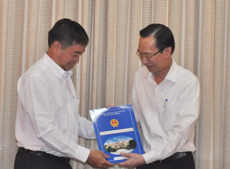 Phó Chủ tịch UBND TP Lê Thanh Liêm trao quyết định cho ông Nguyễn Văn Trường.