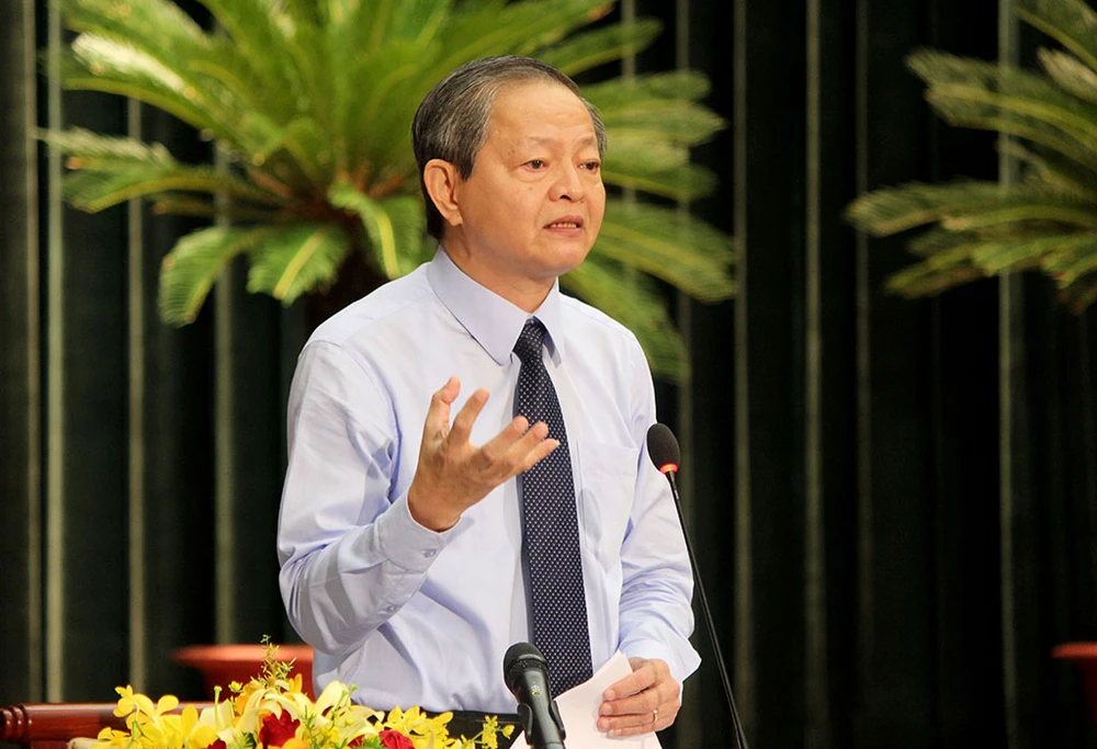 Phó Chủ tịch UBND TP.HCM Lê Văn Khoa trả lời chất vấn của đại biểu tại kỳ họp thứ hai HĐND TP.HCM khóa IX, sáng 5-8. Ảnh: HOÀNG GIANG