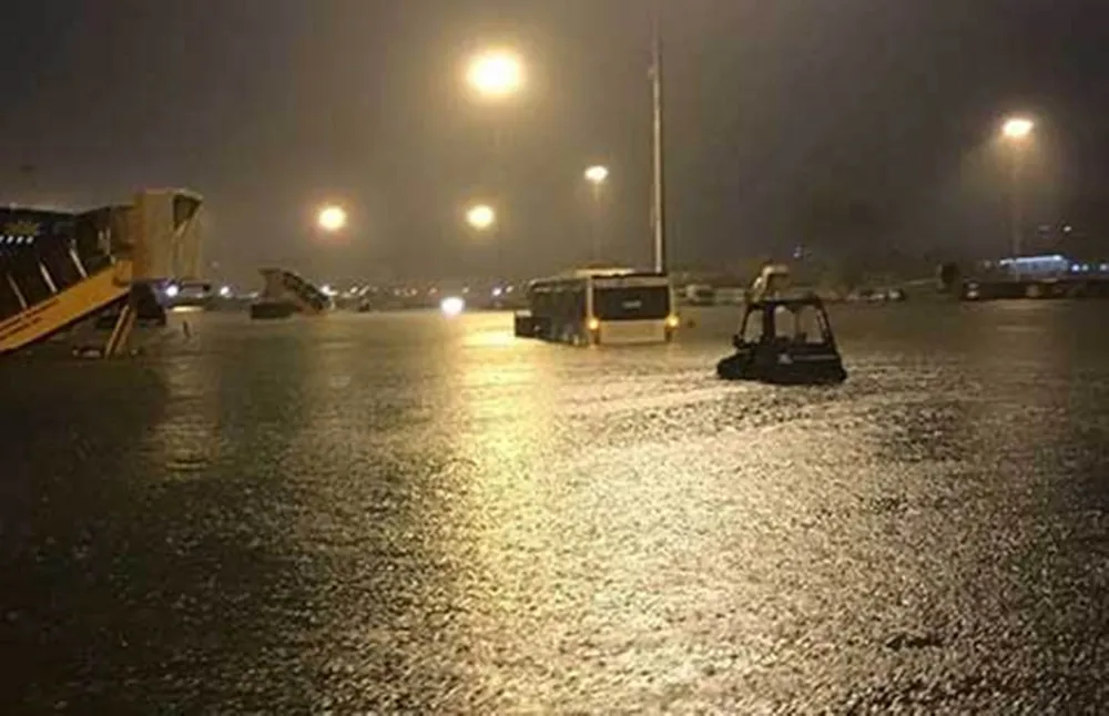 Sân bay Tân Sơn Nhất bị ngập hôm 26-8. Ảnh: Facebook