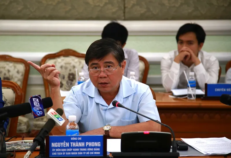 Chủ tịch UBND TP.HCM Nguyễn Thành Phong nói tại buổi họp. Ảnh: TÁ LÂM