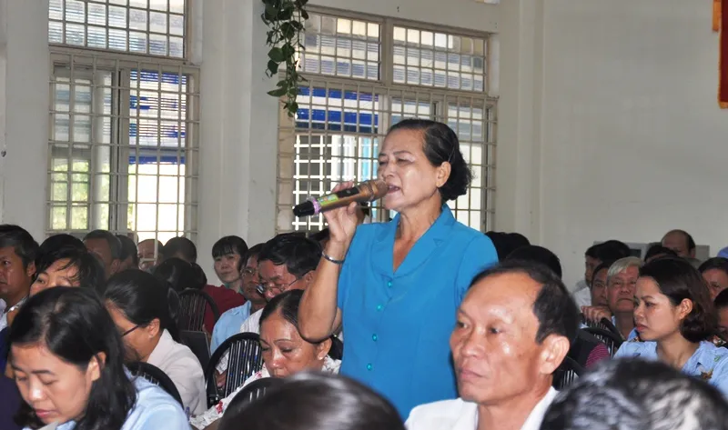 Cử tri TP.HCM trong một lần tiếp xúc với lãnh đạo TP. Ảnh: TÁ LÂM