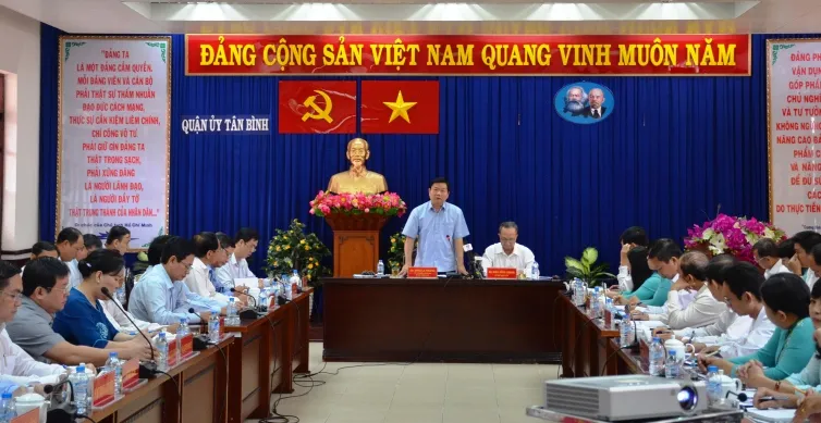 Bí thư Thăng phê bình lãnh đạo Trung tâm chống ngập tại buổi làm việc. Ảnh: Sỹ Hải.