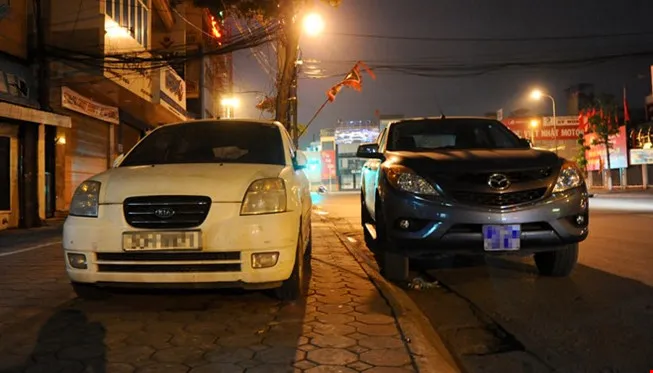 Ô tô đậu dưới lòng đường trái phép có thể bị cẩu, khóa bánh.